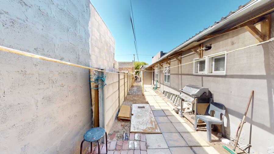 7 Bedroom Property for Sale in Sunbird Park Western Cape